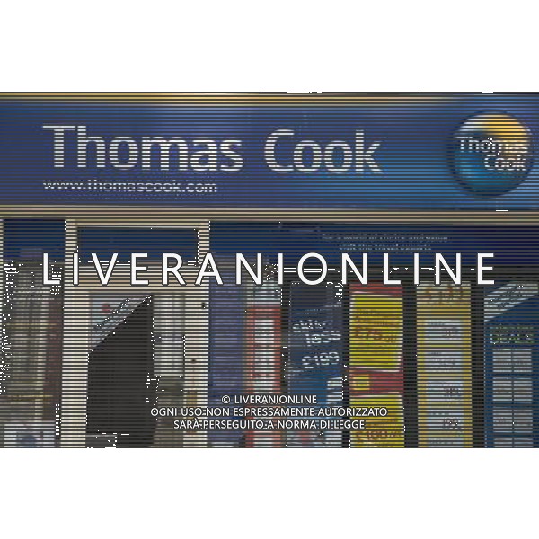 Jobs fears as Thomas Cook merges with Co-op travel agency. Travel agents Thomas Cook and the Co-operative will merge their high street travel businesses in a move expected to cost hundereds of jobs. With more than 1200 branches in the UK the new company will be the UK\'s largest travel agent.Both branches are at present in the High Street Bangor N Wales ©photoshot/Agenzia Aldo Liverani Sas - ITALY ONLY - Thomas Cook tour operator britannico con oltre 1200 Agenzie Viaggi nel Regno Unito ha fatto sapere di essere alla ricerca di nuovi capitali per sostenere un notevole rallentamento nel volume degli affari che ha fatto lievitare i debiti infatti alla borsa di Londra, il titolo della societa\' britannica registra un calo del 70%