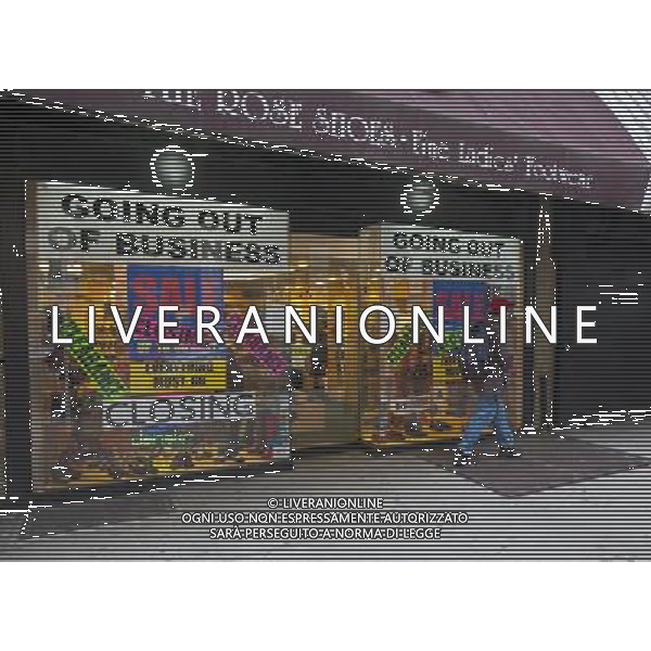 A store in midtown Manhattan in New York on Sunday, November 20, 2011 announces that it is soon going out of business. (å Richard B. Levine) Photo via Newscom ©photoshot/Agenzia Aldo Liverani Sas - ITALY ONLY - Negozi e abitazioni nei quartieri di New York