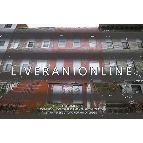 Dilapidated brownstones and homes for sale on Van Buren Street in the Bedford-Stuyvesant neighborhood of Brooklyn in New York on Sunday, November 20, 2011. (å Richard B. Levine) Photo via Newscom ©photoshot/Agenzia Aldo Liverani Sas - ITALY ONLY - Negozi e abitazioni nei quartieri di New York