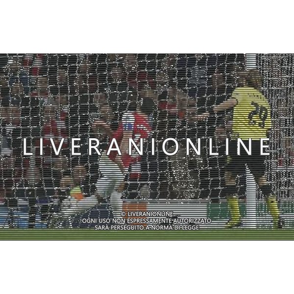 Arsenal\'s Robin van Persie scores his sides second goal Football - UEFA Champions League - Group F - Arsenal London v Borussia Dortmund - Wed 23 Nov 2011 - Emirates Stadium - London - UK Foto: Michal Zemanek / Newspix.pl --- Newspix.pl AG ALDO LIVERANI S A S ONLY ITALY *** Local Caption *** www.newspix.pl mail us: info@newspix.pl call us: 0048 022 23 22 222 --- Polish Picture Agency by Ringier Axel Springer Poland