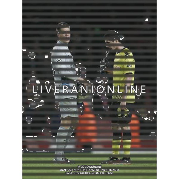 Dejected Borussia Dortmund\'s Robert Lewandowski and happy Arsenal\'s Wojciech Szczesny (L) after the final whistle Football - UEFA Champions League - Group F - Arsenal London v Borussia Dortmund - Wed 23 Nov 2011 - Emirates Stadium - London - UK Foto: Michal Zemanek / Newspix.pl --- Newspix.pl AG ALDO LIVERANI S A S ONLY ITALY *** Local Caption *** www.newspix.pl mail us: info@newspix.pl call us: 0048 022 23 22 222 --- Polish Picture Agency by Ringier Axel Springer Poland