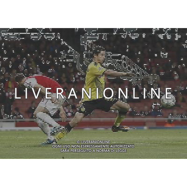 Borussia Dortmund\'s Robert Lewandowski battles with Arsenal\'s Thomas Vermaelen (po tej akcji Roberta Borussia zdobyla gola) Football - UEFA Champions League - Group F - Arsenal London v Borussia Dortmund - Wed 23 Nov 2011 - Emirates Stadium - London - UK Foto: Michal Zemanek / Newspix.pl --- Newspix.pl AG ALDO LIVERANI S A S ONLY ITALY *** Local Caption *** www.newspix.pl mail us: info@newspix.pl call us: 0048 022 23 22 222 --- Polish Picture Agency by Ringier Axel Springer Poland