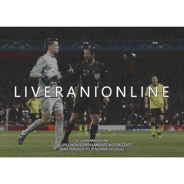 Arsenal\'s Wojciech Szczesny gets a worning form Regeree Frank De Bleeckere Football - UEFA Champions League - Group F - Arsenal London v Borussia Dortmund - Wed 23 Nov 2011 - Emirates Stadium - London - UK Foto: Michal Zemanek / Newspix.pl --- Newspix.pl AG ALDO LIVERANI S A S ONLY ITALY *** Local Caption *** www.newspix.pl mail us: info@newspix.pl call us: 0048 022 23 22 222 --- Polish Picture Agency by Ringier Axel Springer Poland