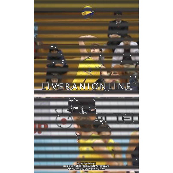 (111124) -- KUMAMOTO, Nov. 24, 2011 () -- Bruno Rezende (Up) of Brazil serves the ball during the match against Russia at the World Cup men\'s volleyball tournament in Kumamoto, Japan, Nov. 24, 2011.(/Kenichiro Seki) (jyc) ©photoshot/Agenzia Aldo Liverani Sas - ITALY ONLY - Brasile - Russia pallavolo torneo volley maschile Coppa del Mondo a Kumamoto, Giappone, 24 NOVEMBRE 2011