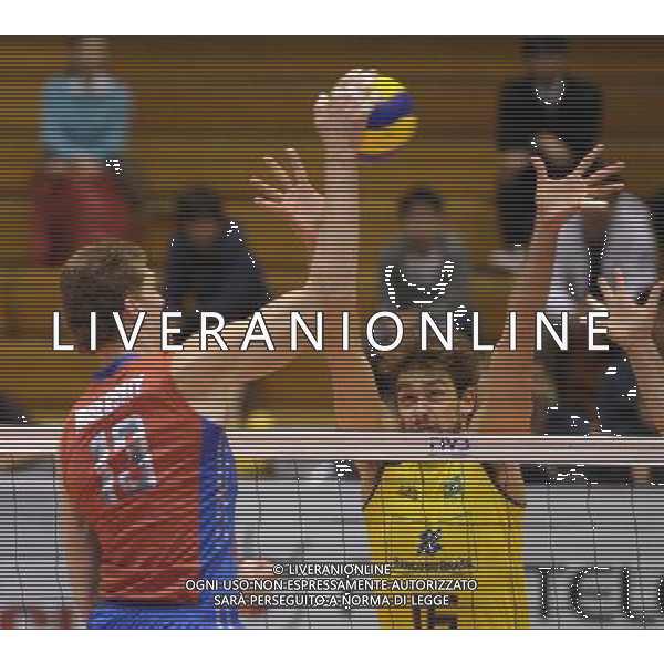 (111124) -- KUMAMOTO, Nov. 24, 2011 () -- Lucas Saatkamp (R) of Brazil defenses during the match against Russia at the World Cup men\'s volleyball tournament in Kumamoto, Japan, Nov. 24, 2011.(/Kenichiro Seki) (jyc) ©photoshot/Agenzia Aldo Liverani Sas - ITALY ONLY - Brasile - Russia pallavolo torneo volley maschile Coppa del Mondo a Kumamoto, Giappone, 24 NOVEMBRE 2011