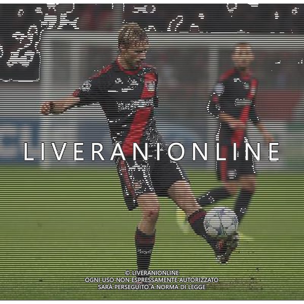 firo : Fu§ball,Fussball, Champions League 23.11.2011 Saison 2011/2012 Bayer 04 Leverkusen FC Chelsea London einzelaktion, ganze figur, mit ball, filigran, simon rolfes BAYER LEVERKUSEN - CHELSEA firosportphoto/Agenzia Aldo Liverani Sas - italy only - *** Local Caption *** .