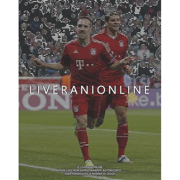 firo Fu§ball,Fussball, 22.11.2011 Champions League Saison 2011/2012 CL Vorrunde 5.Spieltag, Uefa Champions League, FC Bayern MŸnchen, Muenchen, FCB, CVF, Villarreal CF, 3 : 1, ganze Figur, Gestik, Jubel, jubeln, Gestik, Franck Ribery, Bayern, hinten, Mario Gomez, Bayern, $worldrightsEs gelten unsere AGB, einsehbar auf www.firosportphoto.de copyright by firo sportphoto: Coesfelder Stra§e 207 48249 D † L M E N (Duelmen) www.firosportphoto.de mail@firosportphoto.de (V o l k s b a n k B o c h u m - W i t t e n ) BLZ.: 430 601 29 bayern monaco villareal/Agenzia Aldo Liverani Sas - ITALY ONLY *** Local Caption *** .