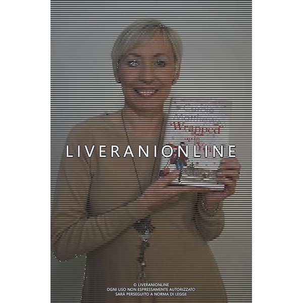 Carole Matthews at Basingstoke Discovery Centre to promote her new book Wrapped Up In You Hampshire England © Geoff Swaine - LFI - PHOTOSHOT - AG. ALDO LIVERANI SAS ITALY ONLY