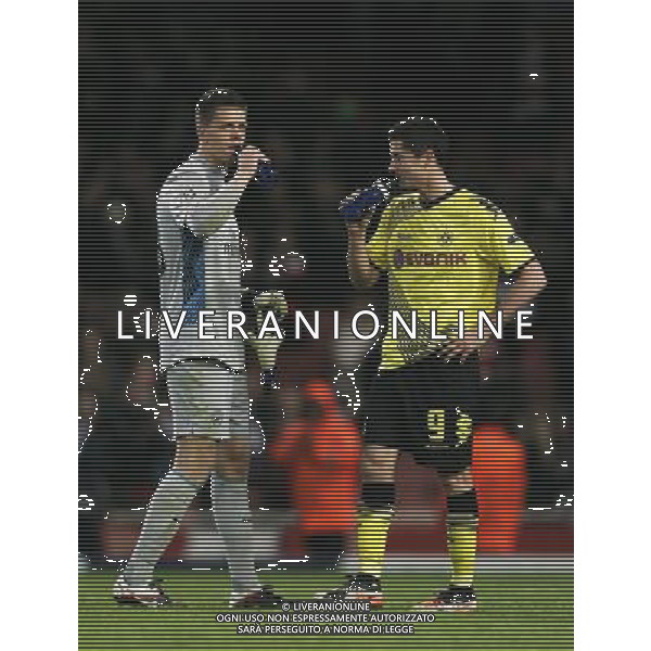 Arsenal\'s Wojciech Szczesny and Borussia Dortmund\'s Robert Lewandowski Football - UEFA Champions League - Group F - Arsenal London v Borussia Dortmund - Wed 23 Nov 2011 - Emirates Stadium - London - UK Foto: Michal Zemanek / Newspix.pl LIGA MISTRZOW SEZON 2011/2012 PILKA NOZNA ARSENAL LONDYN vs BORUSSIA DORTMUND --- Newspix.pl - AG. ALDO LIVERANI SAS ITALY ONLY