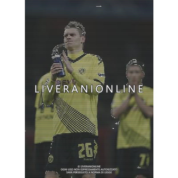 Dejected Borussia Dortmund\'s Lukasz Piszczek Football - UEFA Champions League - Group F - Arsenal London v Borussia Dortmund - Wed 23 Nov 2011 - Emirates Stadium - London - UK Foto: Michal Zemanek / Newspix.pl LIGA MISTRZOW SEZON 2011/2012 PILKA NOZNA ARSENAL LONDYN vs BORUSSIA DORTMUND --- Newspix.pl - AG. ALDO LIVERANI SAS ITALY ONLY
