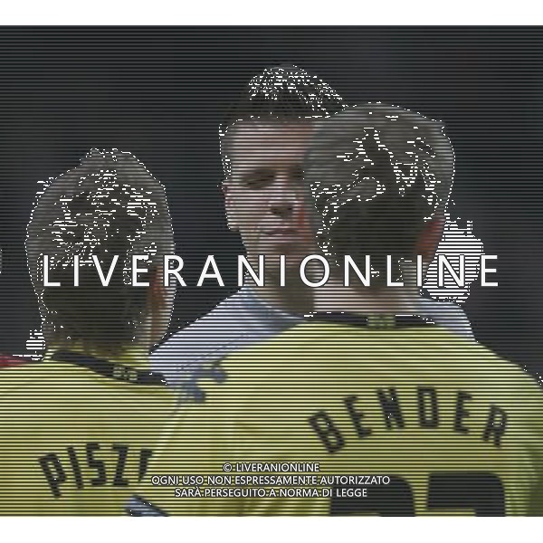Arsenal\'s Wojciech Szczesny shake handes with Borussia Dortmund\'s Lukasz Piszczek Football - UEFA Champions League - Group F - Arsenal London v Borussia Dortmund - Wed 23 Nov 2011 - Emirates Stadium - London - UK Foto: Michal Zemanek / Newspix.pl LIGA MISTRZOW SEZON 2011/2012 PILKA NOZNA ARSENAL LONDYN vs BORUSSIA DORTMUND --- Newspix.pl - AG. ALDO LIVERANI SAS ITALY ONLY