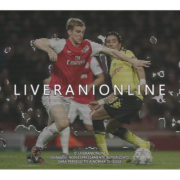 Arsenal\'s Per Mertesacker battles with Borussia Dortmund\'s Lucas Barrios Football - UEFA Champions League - Group F - Arsenal London v Borussia Dortmund - Wed 23 Nov 2011 - Emirates Stadium - London - UK Foto: Michal Zemanek / Newspix.pl LIGA MISTRZOW SEZON 2011/2012 PILKA NOZNA ARSENAL LONDYN vs BORUSSIA DORTMUND --- Newspix.pl - AG. ALDO LIVERANI SAS ITALY ONLY