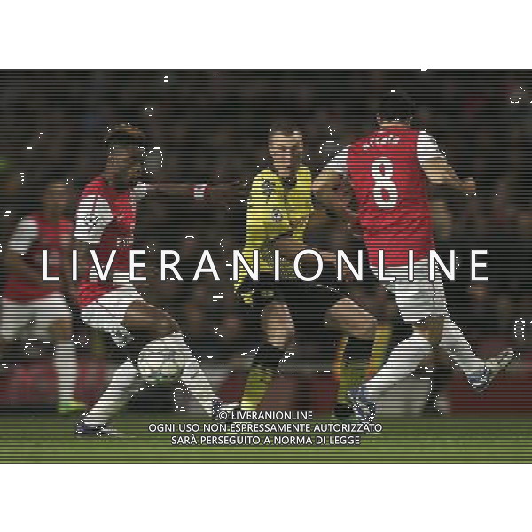 Borussia Dortmund\'s Kevin Großkreutz passes the ball under pressure of Arsenal\'s Mikel Arteta and Arsenal\'s Alexandre Song Football - UEFA Champions League - Group F - Arsenal London v Borussia Dortmund - Wed 23 Nov 2011 - Emirates Stadium - London - UK Foto: Michal Zemanek / Newspix.pl LIGA MISTRZOW SEZON 2011/2012 PILKA NOZNA ARSENAL LONDYN vs BORUSSIA DORTMUND --- Newspix.pl - AG. ALDO LIVERANI SAS ITALY ONLY