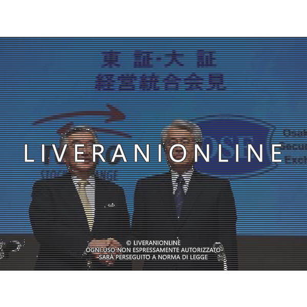 (111122) -- TOKYO, Nov. 22, 2011 () -- Tokyo Stocks Exchange (TSE) President Atsushi Saito (L) shakes hands with Osaka Securities Exchange (OSE) President Michio Yoneda during a joint press conference in Tokyo, capital of Japan, on Nov. 22, 2011. Tokyo Stocks Exchange (TSE) Group Inc. and Osaka Securities Exchange (OSE) Co. said Tuesday they are going to merge in January 2013 to create the world\'s second-largest bourse in a bid to increase competitiveness. (/Ji Chunpeng) (lr) ©photoshot/Agenzia Aldo Liverani Sas - ITALY ONLY - La Tokyo Stock Exchange (TSE) Group Inc. e Osaka Securities Exchange (OSE) Co. si fonderannoi nel gennaio 2013 per creare la seconda piu\' grande borsa nel mondo per aumentare la competitivita\' a Tokyo, capitale del Giappone, il 22 novembre 2011. 
