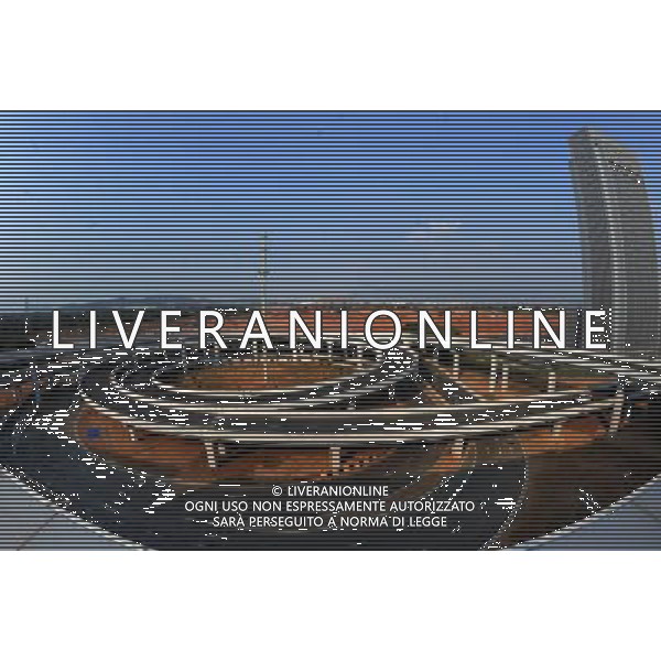 (111124) -- YIWU, Nov. 24, 2011 () -- Photo taken on Oct. 18, 2011 shows the Yiwu Inland Port of 26.27 hectares with the designed delivery capacity of 600,000 containers in Yiwu, east China\'s Zhejiang Province. The decade since China entered the World Trade Organization in 2001 has witnessed the fast development of Yiwu. Its business area expanded from 1 million square meters to 4.7 million square meters with the number of stores increasing from 20,000 to 70,000. Foreign business residents grew from 3,000 to 13,000 while permanent foreign institutions rose from 200 to 3,039. The annual market turnover was up to 62.116 billion RMB yuan in 2010 (9.6 billion U.S. dollars) from 24.12 billion yuan in 2001 (3.73 billion dollars). The volume of transaction in Yiwu small commodity market in the first three quarters this year has increased 9.5 percent, compared with the same period last year. (/Zhang Jiancheng) (mp) ©photoshot/Agenzia Aldo Liverani Sas - ITALY ONLY - Il quartiere commerciale di Yiwu, Cina orientale della provincia di Zhejiang, 24 Novembre 2011.