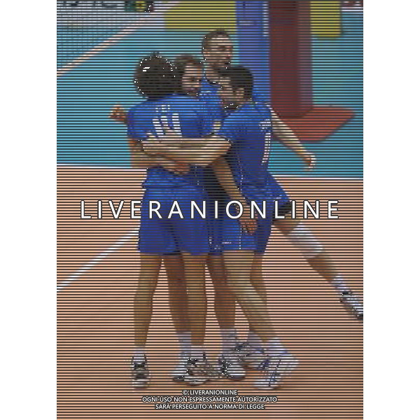 (111125) -- KUMAMOTO, Nov. 25, 2011 () -- Players of Italy celebrate victory during their match against the United States at the World Cup men\'s volleyball tournament in Kumamoto, Japan, Nov. 25, 2011. Italy won 3-1.(/Kenichiro Seki)(ql) VOLLEY WORLD LEAGUE ITALIA USA ©PHOTOSHOT/ALDO LIVERANI - ITALY ONLY