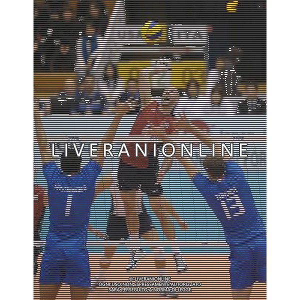 (111125) -- KUMAMOTO, Nov. 25, 2011 () -- William Priddy(C) of the United States spikes the ball against Italy at the World Cup men\'s volleyball tournament in Kumamoto, Japan, Nov. 25, 2011. Italy won 3-1.(/Kenichiro Seki)(ql) VOLLEY WORLD LEAGUE ITALIA USA ©PHOTOSHOT/ALDO LIVERANI - ITALY ONLY