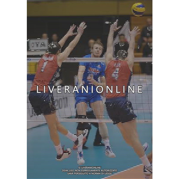 (111125) -- KUMAMOTO, Nov. 25, 2011 () -- Ivan Zaytsev(C) of Italy spikes the ball during the match against the United States at the World Cup men\'s volleyball tournament Kumamoto, Japan, Nov. 25, 2011. Italy won 3-1.(/Kenichiro Seki)(ql) VOLLEY WORLD LEAGUE ITALIA USA ©PHOTOSHOT/ALDO LIVERANI - ITALY ONLY
