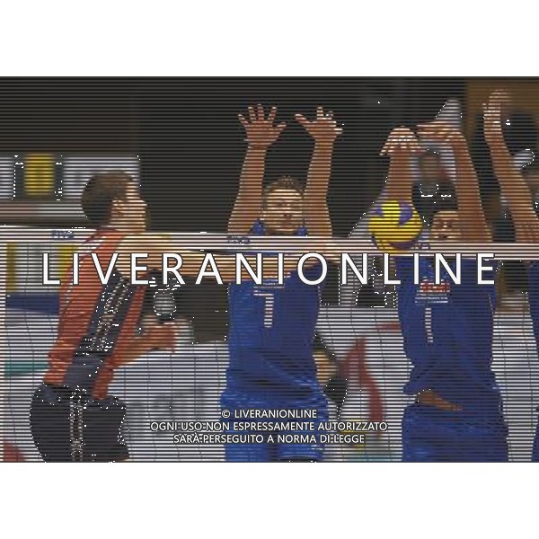 (111125) -- KUMAMOTO, Nov. 25, 2011 () -- Michal Lasko(C) and Luigi Mastrangelo(R) of Italy defense during the match against the United States at the World Cup men\'s volleyball tournament Kumamoto, Japan, Nov. 25, 2011. Italy won 3-1.(/Kenichiro Seki)(ql) VOLLEY WORLD LEAGUE ITALIA USA ©PHOTOSHOT/ALDO LIVERANI - ITALY ONLY