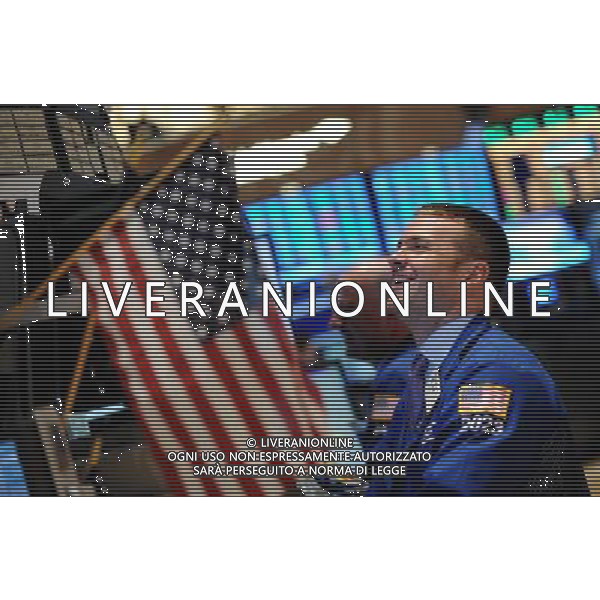 (111128) -- NEW YORK, Nov. 28 () -- Traders work at the New York Stock Exchange in New York, the United States, Nov. 28, 2011. U.S. stocks soared on Monday, with the S\'P 500 snapping a seven-day losing streak, as investors were encouraged by strong holiday sales and new hopes for a more radical European debt solution. The blue-chip Dow rallied nearly 2.6 percent at the close. The broader S\'P 500 surged over 2.9 percent and the tech-heavy Nasdaq soared about 3.5 percent. (/Shen Hong) ©photoshot/Agenzia Aldo Liverani Sas - ITALY ONLY - Operatori e agenti della Borsa di New York, negli Stati Uniti