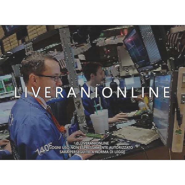 (111128) -- NEW YORK, Nov. 28 () -- Traders work at the New York Stock Exchange in New York, the United States, Nov. 28, 2011. U.S. stocks soared on Monday, with the S\'P 500 snapping a seven-day losing streak, as investors were encouraged by strong holiday sales and new hopes for a more radical European debt solution. The blue-chip Dow rallied nearly 2.6 percent at the close. The broader S\'P 500 surged over 2.9 percent and the tech-heavy Nasdaq soared about 3.5 percent. (/Shen Hong) ©photoshot/Agenzia Aldo Liverani Sas - ITALY ONLY - Operatori e agenti della Borsa di New York, negli Stati Uniti
