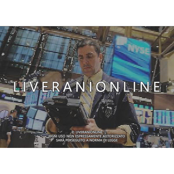 (111128) -- NEW YORK, Nov. 28 () -- A trader works at the New York Stock Exchange in New York, the United States, Nov. 28, 2011. U.S. stocks soared on Monday, with the S\'P 500 snapping a seven-day losing streak, as investors were encouraged by strong holiday sales and new hopes for a more radical European debt solution. The blue-chip Dow rallied nearly 2.6 percent at the close. The broader S\'P 500 surged over 2.9 percent and the tech-heavy Nasdaq soared about 3.5 percent. (/Shen Hong) ©photoshot/Agenzia Aldo Liverani Sas - ITALY ONLY - Operatori e agenti della Borsa di New York, negli Stati Uniti