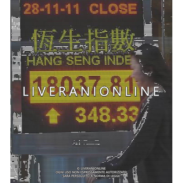 (111128) -- HONG KONG, Nov. 28, 2011 () -- A pedestrian walks past an electronic panel showing the Hang Seng Index in Hong Kong, south China, Nov. 28, 2011. Hong Kong\'s Hang Seng Index rose by 348.33 points, or 1.97 percent, to end at 18,037.81 points on Monday. (/Wong Pun Keung) (ljh) ©PHOTOSHOT/Agenzia Aldo Liverani Sas - ITALY ONLY - Cina: Tabellone elettronico che mostra l\'indice della borsa di Hong Kong