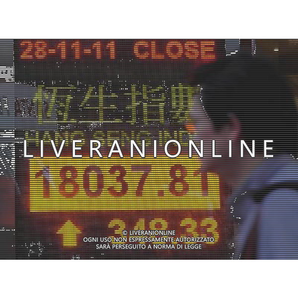 (111128) -- HONG KONG, Nov. 28, 2011 () -- A pedestrian walks past an electronic panel showing the Hang Seng Index in Hong Kong, south China, Nov. 28, 2011. Hong Kong\'s Hang Seng Index rose by 348.33 points, or 1.97 percent, to end at 18,037.81 points on Monday. (/Wong Pun Keung) (ljh) ©PHOTOSHOT/Agenzia Aldo Liverani Sas - ITALY ONLY - Cina: Tabellone elettronico che mostra l\'indice della borsa di Hong Kong