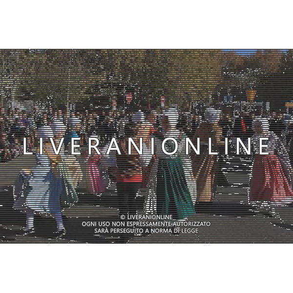 (111128) -- AIX-EN-PROVENCE, Nov. 28, 2011 () --People clad in traditional clothes dance during an event held to greet Christmas in Aix-en-Provence, south France, Nov. 27, 2011. (/Wei Wei) ©photoshot/Agenzia Aldo Liverani Sas - ITALY ONLY - La gente vestita in abiti tradizionali partecipa ad una sfilata durante un evento per salutare il Natale a Aix en Provence, nel sud della Francia, 27 novembre 2011 .