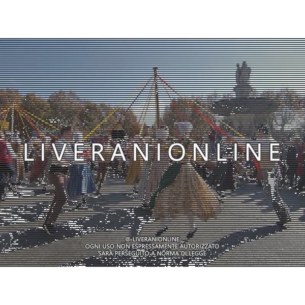 (111128) -- AIX-EN-PROVENCE, Nov. 28, 2011 () --People clad in traditional clothes dance during an event held to greet Christmas in Aix-en-Provence, south France, Nov. 27, 2011. (/Wei Wei) ©photoshot/Agenzia Aldo Liverani Sas - ITALY ONLY - La gente vestita in abiti tradizionali partecipa ad una sfilata durante un evento per salutare il Natale a Aix en Provence, nel sud della Francia, 27 novembre 2011 .