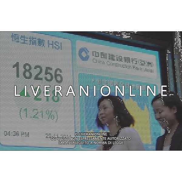 (111129) -- HONG KONG, Nov. 29, 2011 () -- People walk past an electronic panel showing the Hang Seng Index in Hong Kong, south China, Nov. 29, 2011. Hong Kong\'s Hang Seng Index rose by 218.39 points, or 1.21%, to end at 18,256.20 points on Tuesday. (/Wong Pun Keung) ©PHOTOSHOT/AG ALDO LIVERANI SA ITALY ONLY -