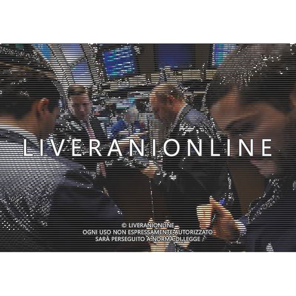 (111130) -- NEW YORK, Nov. 30, 2011 () -- Traders work on the floor of the New York Stock Exchange in New York, the United States, Nov. 30, 2011. U.S. stocks soared on Wednesday, with major indexes hitting a two-week high, after the world\'s major central banks took coordinated action to boost liquidity in the world financial system. (/Shen Hong) AG ALDO LIVERANI S A S ONLY ITALY