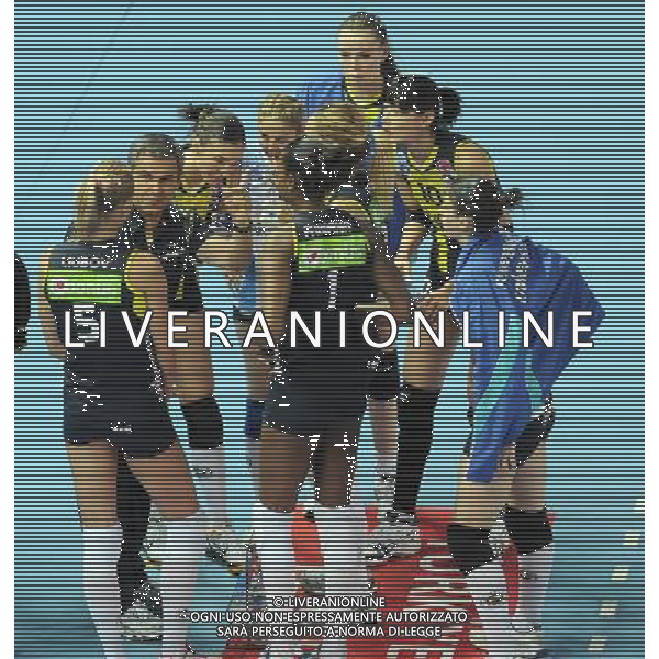 2012 CEV Volleyball Champions League - Women - Group B match between Fenerbahce Universal ( yellow) and Dresdner SC ( red) in Istanbul, Turkey 30.11.2011 Scored: Fenerbahce Universal (3) - Dresdner SC (0) Pictured: Fabiana Cloudino (1) , Eda Erdem, Kim Yeon Koung, Liubov Shashkova and Head coach Jose Roberto GUIMARES LAGES of Fenerbahce Universal. ©PHOTOSHOT/AG ALDO LIVERANI SAS- ITALY ONLY -