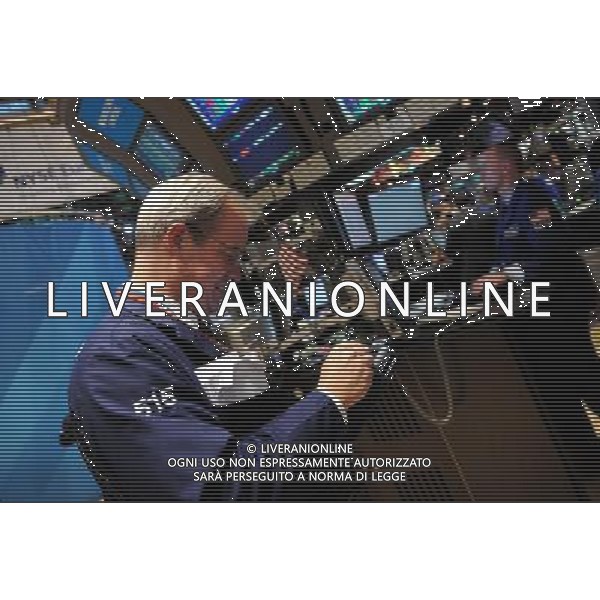 (111130) -- NEW YORK, Nov. 30, 2011 () -- Traders work on the floor of the New York Stock Exchange in New York, the United States, Nov. 30, 2011. U.S. stocks soared on Wednesday, with major indexes hitting a two-week high, after the world\'s major central banks took coordinated action to boost liquidity in the world financial system. (/Shen Hong) - Xinhua/Photoshot - Ag. Aldo Liverani sas ITALY ONLY LA BORSA DI NEW YORK