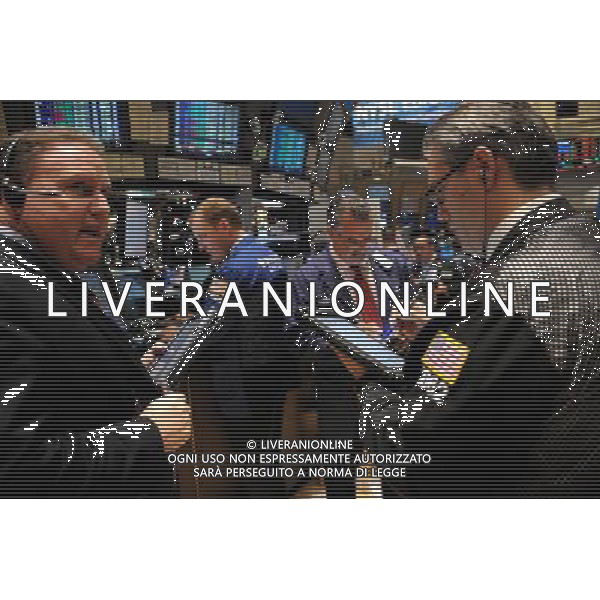 (111130) -- NEW YORK, Nov. 30, 2011 () -- Traders work on the floor of the New York Stock Exchange in New York, the United States, Nov. 30, 2011. U.S. stocks soared on Wednesday, with major indexes hitting a two-week high, after the world\'s major central banks took coordinated action to boost liquidity in the world financial system. (/Shen Hong) - Xinhua/Photoshot - Ag. Aldo Liverani sas ITALY ONLY LA BORSA DI NEW YORK