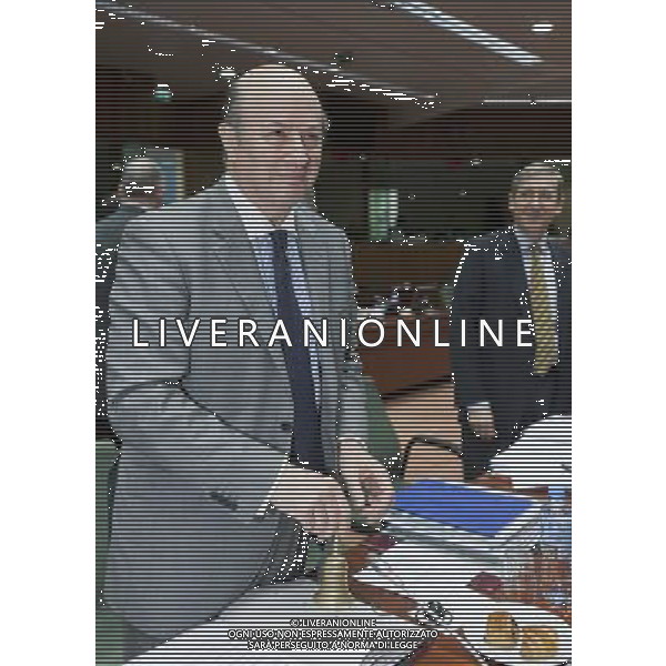 (111130) -- BRUSSELS, Nov. 30, 2011 () -- Poland\'s Finance Minister Jacek Rostowski rings the bell at the start of an EU Finance Ministers\' meeting at EU headquarters in Brussels on Nov. 30, 2011. (/Thierry Monasse) (ypf) - Xinhua/Photoshot - ag. aldo liverani sas ITALY ONLY BRUXELLES - MEETING DEI MINISTRI DELLA FINANZA DELL\'EUROZONE