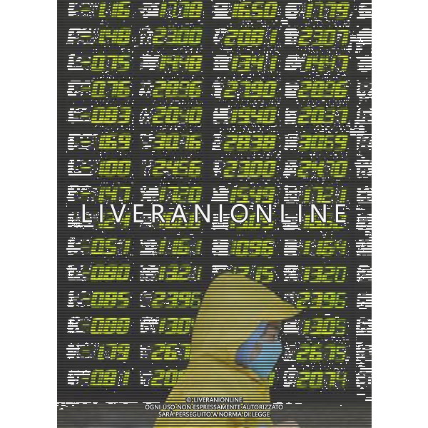 (111130) -- NANJING, Nov. 30, 2011 () -- A pedestrian walks past an electronic board shows stock prices in Nanjing, east China\'s Jiangsu Province, Nov. 30, 2011. Chinese stock markets shed 3.27 percent on Wednesday dampened by talk that the half-cocked international board, the trading market for foreign companies to list in China, would dilute market liquidity. The benchmark Shanghai Composite Index closed down 3.27 percent, or 78.98 points, to close at 2,333.41. The Shenzhen Component Index lost 3.19 percent, or 319.55 points, to close at 9,693.39. () (ljh) ©PHOTOSHOT/Agenzia Aldo Liverani Sas - ITALY ONLY - Cina: Tabellone elettronico che mostra l\'indice della borsa