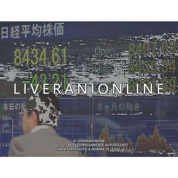 (111130) -- TOKYO, Nov. 30, 2011 () -- A man walks past an electronic panel for share prices in Tokyo, Japan, on Nov. 30, 2011. Tokyo stocks fell Wednesday with the key Nikkei stock index dropping 0.51 percent. The benchmark Nikkei 225 Average lost 43.21 points to finish at 8,434.61. The broader Topix index contracted 1.22 points or 0.17 percent to 728.46. (/Kenichiro Seki) (djj) ©PHOTOSHOT/Agenzia Aldo Liverani Sas - ITALY ONLY - Tabellone elettronico che mostra l\'indice della borsa
