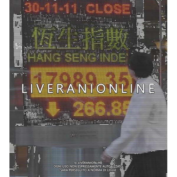 (111130) -- HONG KONG, Nov. 30, 2011 () -- A pedestrian walks past an electronic panel showing the Hang Seng Index in Hong Kong, south China, Nov. 30, 2011. Hong Kong\'s Hang Seng Index dropped by 266.85 points, or 1.46 percent, to end at 17,989.35 points on Wednesday. (/Wong Pun Keung) (ljh) ©PHOTOSHOT/Agenzia Aldo Liverani Sas - ITALY ONLY - Tabellone elettronico che mostra l\'indice della borsa