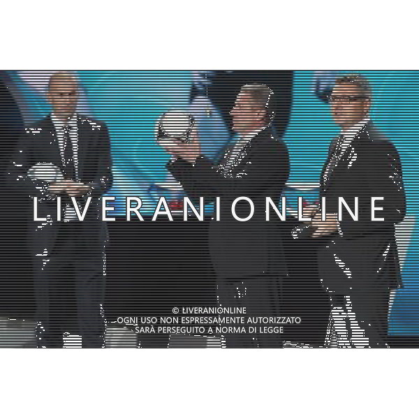 02.12.2011 KIJOW, UKRAINA, (KYIEV), PALAC UKRAINA (UKRAINA PALACE) UEFA EURO 2012 LOSOWANIE GRUP MISTRZOSTW EUROPY EURO 2012 (UKRAINA PALACE FINAL GROUP DRAW EURO 2012) NZ ZINEDINE ZIDANE (L), SERGIEJ BUBKA - NOWA PILKA TANGO 12 (WITH THE NEW BALL), PIOTR SOBCZYNSKI FOTO LUKASZ GROCHALA/CYFRASPORT/NEWSPIX.PL --- Newspix.pl AG ALDO LIVERANI S A S ONLY ITALY *** Local Caption *** www.newspix.pl mail us: info@newspix.pl call us: 0048 022 23 22 222 --- Polish Picture Agency by Ringier Axel Springer Poland