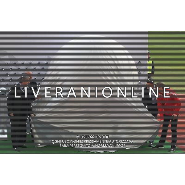 02.12.2011 KIJOW, UKRAINA, (KYIEV), STASION OLIMPISKI (OLYMPIC TADIUM KYIEV) UEFA EURO 2012 PREZENTACJA NOWEJ PILKI ADIDASA. OFICJALNEJ PILKIE EURO 2012 (UEFA EURO 2012 OFICAL BALL PRESENTATION) NZ ANGEL MARIA VILAR (L), VICENTE DEL BOSQUE, RAFAL MURAWSKI (P) FOTO LUKASZ GROCHALA/CYFRASPORT/NEWSPIX.PL --- Newspix.pl AG ALDO LIVERANI S A S ONLY ITALY *** Local Caption *** www.newspix.pl mail us: info@newspix.pl call us: 0048 022 23 22 222 --- Polish Picture Agency by Ringier Axel Springer Poland