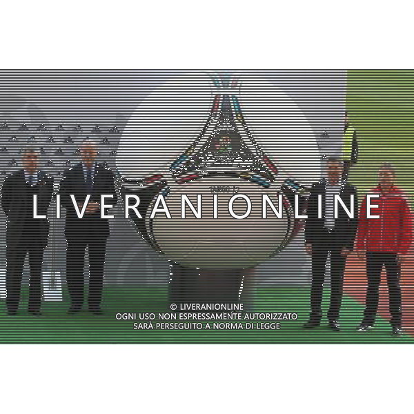 02.12.2011 KIJOW, UKRAINA, (KYIEV), STASION OLIMPISKI (OLYMPIC TADIUM KYIEV) UEFA EURO 2012 PREZENTACJA NOWEJ PILKI ADIDASA. OFICJALNEJ PILKIE EURO 2012 (UEFA EURO 2012 OFICAL BALL PRESENTATION) NZ ANGEL MARIA VILAR (L), VICENTE DEL BOSQUE, RAFAL MURAWSKI (P) FOTO LUKASZ GROCHALA/CYFRASPORT/NEWSPIX.PL --- Newspix.pl AG ALDO LIVERANI S A S ONLY ITALY *** Local Caption *** www.newspix.pl mail us: info@newspix.pl call us: 0048 022 23 22 222 --- Polish Picture Agency by Ringier Axel Springer Poland