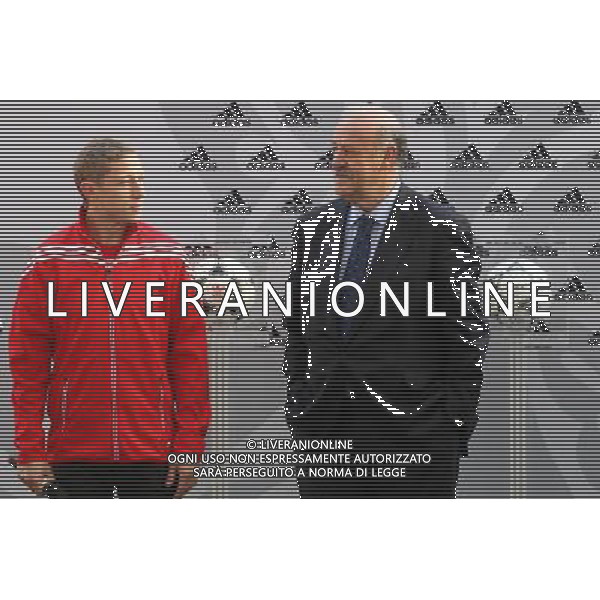 02.12.2011 KIJOW, UKRAINA, (KYIEV), STASION OLIMPISKI (OLYMPIC TADIUM KYIEV) UEFA EURO 2012 PREZENTACJA NOWEJ PILKI ADIDASA. OFICJALNEJ PILKIE EURO 2012 (UEFA EURO 2012 OFICAL BALL PRESENTATION) NZ RAFAL MURAWSKI (L), VICENTE DEL BOSQUE (P) FOTO LUKASZ GROCHALA/CYFRASPORT/NEWSPIX.PL --- Newspix.pl AG ALDO LIVERANI S A S ONLY ITALY *** Local Caption *** www.newspix.pl mail us: info@newspix.pl call us: 0048 022 23 22 222 --- Polish Picture Agency by Ringier Axel Springer Poland