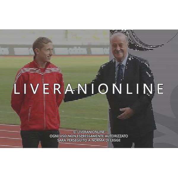 02.12.2011 KIJOW, UKRAINA, (KYIEV), STASION OLIMPISKI (OLYMPIC TADIUM KYIEV) UEFA EURO 2012 PREZENTACJA NOWEJ PILKI ADIDASA. OFICJALNEJ PILKIE EURO 2012 (UEFA EURO 2012 OFICAL BALL PRESENTATION) NZ RAFAL MURAWSKI (L), VICENTE DEL BOSQUE (P) FOTO LUKASZ GROCHALA/CYFRASPORT/NEWSPIX.PL --- Newspix.pl AG ALDO LIVERANI S A S ONLY ITALY *** Local Caption *** www.newspix.pl mail us: info@newspix.pl call us: 0048 022 23 22 222 --- Polish Picture Agency by Ringier Axel Springer Poland