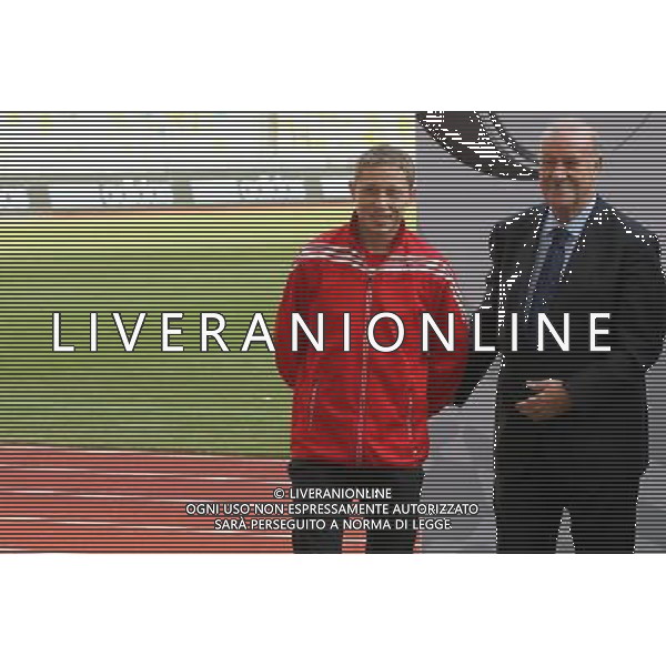 02.12.2011 KIJOW, UKRAINA, (KYIEV), STASION OLIMPISKI (OLYMPIC TADIUM KYIEV) UEFA EURO 2012 PREZENTACJA NOWEJ PILKI ADIDASA. OFICJALNEJ PILKIE EURO 2012 (UEFA EURO 2012 OFICAL BALL PRESENTATION) NZ RAFAL MURAWSKI (L), VICENTE DEL BOSQUE (P) FOTO LUKASZ GROCHALA/CYFRASPORT/NEWSPIX.PL --- Newspix.pl AG ALDO LIVERANI S A S ONLY ITALY *** Local Caption *** www.newspix.pl mail us: info@newspix.pl call us: 0048 022 23 22 222 --- Polish Picture Agency by Ringier Axel Springer Poland