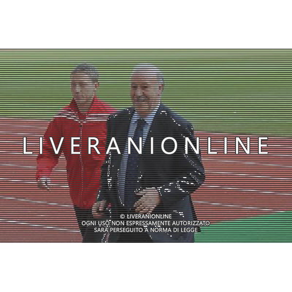 02.12.2011 KIJOW, UKRAINA, (KYIEV), STASION OLIMPISKI (OLYMPIC TADIUM KYIEV) UEFA EURO 2012 PREZENTACJA NOWEJ PILKI ADIDASA. OFICJALNEJ PILKIE EURO 2012 (UEFA EURO 2012 OFICAL BALL PRESENTATION) NZ RAFAL MURAWSKI (L), VICENTE DEL BOSQUE (P) FOTO LUKASZ GROCHALA/CYFRASPORT/NEWSPIX.PL --- Newspix.pl AG ALDO LIVERANI S A S ONLY ITALY *** Local Caption *** www.newspix.pl mail us: info@newspix.pl call us: 0048 022 23 22 222 --- Polish Picture Agency by Ringier Axel Springer Poland