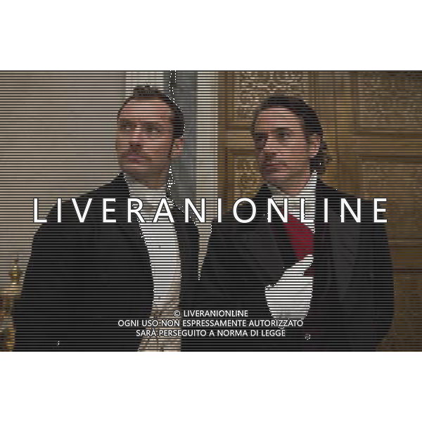 (L-r) JUDE LAW as Dr. James Watson and ROBERT DOWNEY JR. as Sherlock Holmes in Warner Bros. Pictures and Village Roadshow Pictures action adventure mystery SHERLOCK HOLMES: A GAME OF SHADOWS a Warner Bros. Pictures release. ©photoshot/Agenzia Aldo Liverani Sas - ITALY ONLY - Una scena del film della Warner Bros \'SHERLOCK HOLMES: un gioco di ombre\'