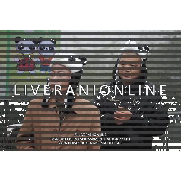 (111203) -- YA\'AN, Dec. 3, 2011 () -- Two visitors with panda headwears see the pandas off to Edinburgh, in Ya\'an, southwest China\'s Sichuan Province, Dec. 3, 2011. As part of a ten-year joint research program, Tian Tian and Yang Guang, the pair of giant pandas, were set off for the Edinburgh Zoo from the Giant Panda Conservation and Research Center in Sichuan here on Saturday. (/Li Qiaoqiao) (cxy) ©photoshot/Agenzia Aldo Liverani Sas - ITALY ONLY - Panda gigante nel Centro di Ricerca in Sichuan a sud-ovest della Cina, 3 Dicembre 2011.