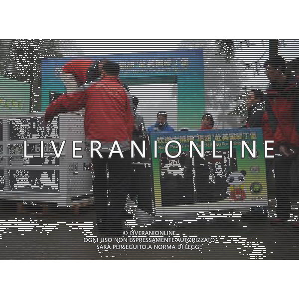 (111203) -- YA\'AN, Dec. 3, 2011 () -- Staff carry Tian Tian onto the truck in Ya\'an, southwest China\'s Sichuan Province, Dec. 3, 2011. As part of a ten-year joint research program, Tian Tian and Yang Guang, the pair of giant pandas, were set off for the Edinburgh Zoo from the Giant Panda Conservation and Research Center in Sichuan here on Saturday. (/Li Qiaoqiao) (cxy) ©photoshot/Agenzia Aldo Liverani Sas - ITALY ONLY - Panda gigante nel Centro di Ricerca in Sichuan a sud-ovest della Cina, 3 Dicembre 2011.