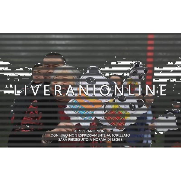 (111203) -- YA\'AN, Dec. 3, 2011 () -- An elderly lady sees off the pandas in Ya\'an, southwest China\'s Sichuan Province, Dec. 3, 2011. As part of a ten-year joint research program, Tian Tian and Yang Guang, the pair of giant pandas, were set off for the Edinburgh Zoo from the Giant Panda Conservation and Research Center in Sichuan here on Saturday. (/Li Qiaoqiao) (cxy) ©photoshot/Agenzia Aldo Liverani Sas - ITALY ONLY - Panda gigante nel Centro di Ricerca in Sichuan a sud-ovest della Cina, 3 Dicembre 2011.